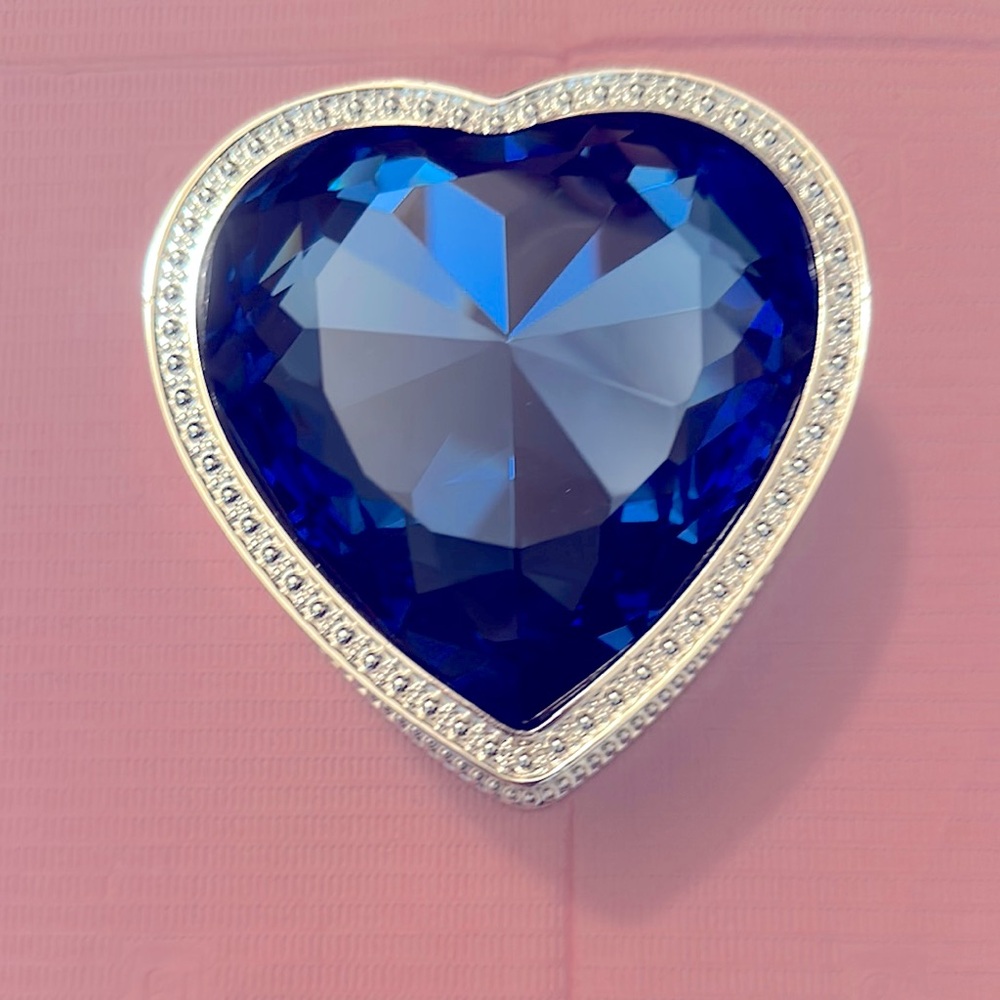 A beautiful, beautiful blue sapphire diamond black velvet silver jewelry box